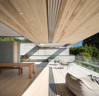 The architects chose a swivel fireplace, so the family can flexibly use it indoors or outdoors.
