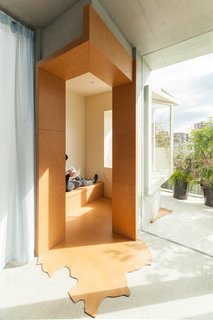 Unlike typical layered buildings which usually take the form of stacked floors of similar size, Hirata’s design uses a layering system to create a complex of tangled spaces where the relationship between the indoors and outdoors are ambiguous and surreal. 