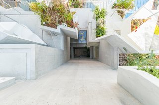 The cleverly designed system is made possible thanks to the voids and pleats between the concrete boxes.