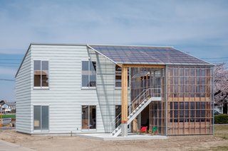 The width of the greenhouse volume is equal to the width of the enclosed volume. "The greenhouse portion and the residential portion are structurally independent while complementing each other's functions," says Snark architectural director Yu Yamada, "enabling expansion, reduction, and renewal of the greenhouse section in the future."