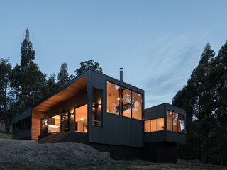 After searching for an idyllic site for their retreat, the couple finally came across a plot of land raised above a valley, which catches great light and overlooks views of Pelverata’s Sherwood Hill Conservation Area. 