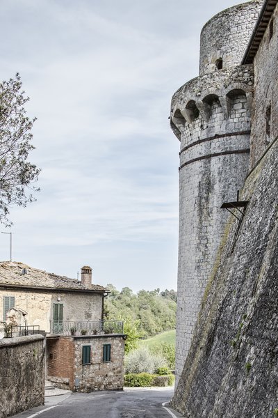 Casa Effegi is located at the border of the Tuscan village of Trequanda, tucked between the town center and the surrounding hilly, rural landscape.
