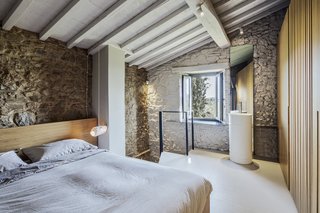 For the interiors, the architects used mostly black-varnished steel sheets and durmast wood.