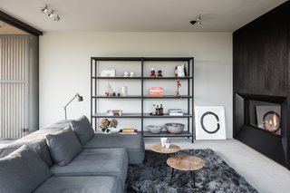 Concrete, which reflects the color of the surrounding dunes, serves as a coherent binding material that connects all the interior spaces.