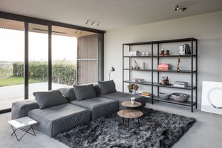 The materials that have been used for the façade, together with the enfilade of spaces of the new volume, echo the local architecture of the elongated farmhouses in the area. 