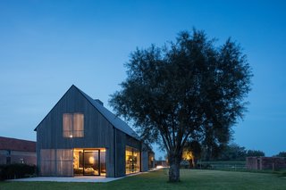 For the farmhouse residence, the team has removed all the elements that did not have any significant heritage value. "Valuable historical constructions are thus brought into equilibrium with the scarcely added volumes," says Damiaan Vanhoutte, a co-founder of the firm. 