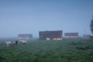 The architects removed the three old pig stables, which weren’t listed as heritage structures, and built two new volumes of the same scale in their place.