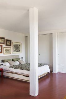 He achieved this by using masonite for both the walls of the master bedroom, as well as the widest wall in the kitchen.