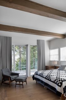 Four commodious bedrooms were located on the tree-facing side of the house. "This arrangement also saw that the front door be relocated to create a dramatic reveal through the glass staircase to the valley," notes Hope. 