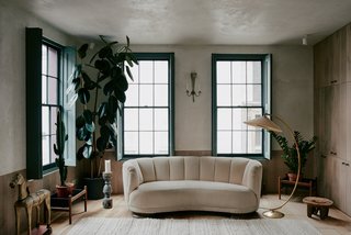 Because much of the building’s original, historically significant interior features no longer existed, Chan + Eayrs were free to reinvent the space, adding their own twist to the Huguenot building’s vernacular vocabulary.