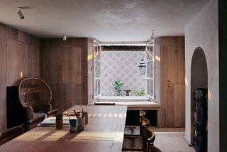 Wood and veined Arabescato marble, used throughout the home, create contrasting warm and cool elements.