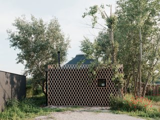 When not in use, a lattice panel covers the facade, closing off and protecting the cabin when the couple is back in the city.