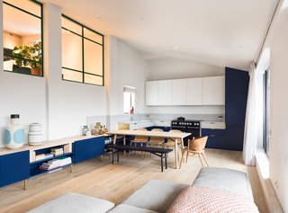 The cabinetry in the kitchen flows into the living area. Here, the dining table can be linked and extended to accommodate up to 12 guests.
