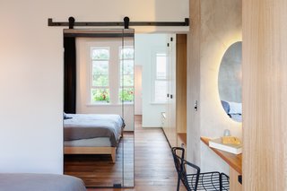 The interior walls, which are clad with sound-dampening material, combine with the ceiling linings to block out noise from the street, resulting in calm, quiet interiors. 