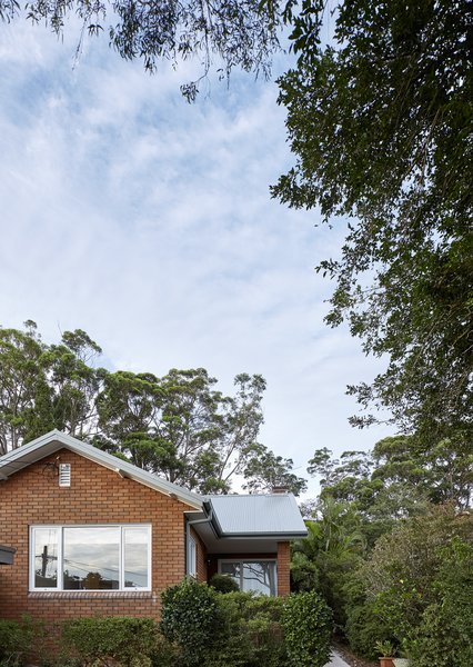 The site is located within the Australian bush lands of Willoughby Council's Griffin Heritage Conservation Area, which added another level of complexity to approvals process and design.