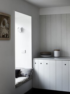 Designed with a simple floor plan, the doors and corridors were kept to a minimum, and rooms were strategically located to ensure privacy. Intimate seating nooks interspersed throughout the house offer pockets of private spaces for rest and retreat. 