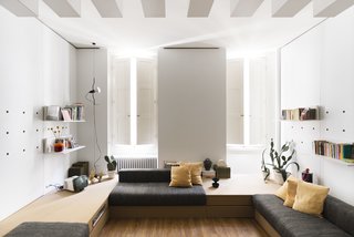 In the main living area are built-in platforms with storage spaces and niches that can be filled with padding to create sofas or beds. 