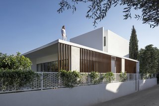 The fourth floor takes the form of a complete white cube with no visible windows or apertures.