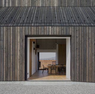 The axially conceived linear layout meets the crossing of open space.