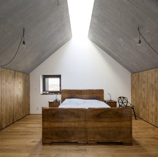 The sunlight that pours in through the linear skylight alters the atmosphere within the house as it moves across the sky through the day.