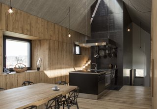 Thanks to the continuous skylight, the owner can look at the sky from all across the house, including in the dining, kitchen, bathroom, and bedroom. 