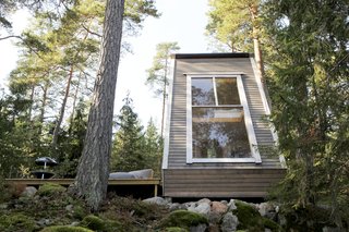 The color scheme for the interiors are inspired by the color of a large boulder near the site.