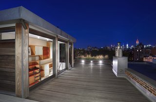 The architects made the most the penthouse’s elevated position by opening it up to the roof. 