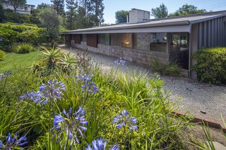 Surrounded by plenty of spacious green gardens, the house was designed to protect its owners’ privacy.