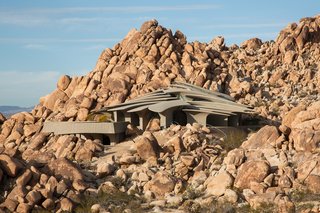 Comprised of 26 freestanding, concrete columns that look like rib bones, the High Desert House sits incognito among the lunar-like landscape in Joshua Tree, California.