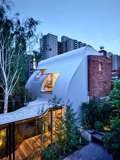 Respecting the site’s heritage, Austin Maynard Architects retained the terrace facade of King Bill. 