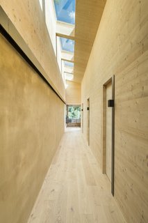An elongated skylight was installed above the corridor that runs along the bedrooms. The walls of this corridor are made with natural clay to help control humidity levels.