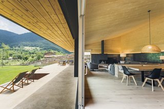  The roofs of both wings converge at the garden to create a continuous porch around the house. 