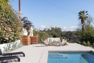 In homage to the traditions of Richard Neutra and Gregory Ain who built extensively in the area, the form of the 2,600-square-foot house, which includes an outdoor pool, emerged from the concept of building incrementally upward in steps along the slope. 