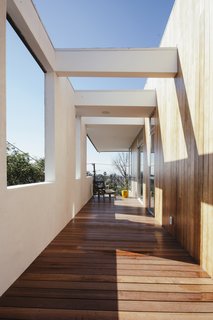 The house was designed with five yards, and each level has access to a separate deck or yard, so the owners can enjoy indoor/outdoor Californian living. 