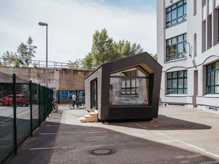 Even though the house can be connected to the city grid, it also has solar panels that collect energy from the sun and can produce its own energy.
