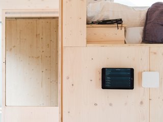 On the wall below the bed is a dashboard that enables wireless control of the living room. This dashboard has a smart mirror with face and gesture recognition, intelligent heating control by Tado°, and is paired with the Sonos sound system, Phillips Hue Lighting system, Amazon Echo system, and the house’s Kiwi.ki smart lock system.
