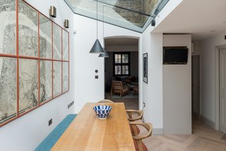 The pitch of the roof of the new addition was left exposed to create a more voluminous feel. 