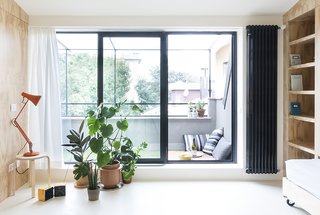 Synthetic grass has been used for the balcony floor.
