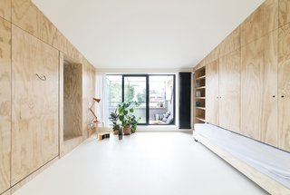 To make the living area feel much more open and comfortable, the architects have created minimal service areas that are hidden when the batipin-plwood panels are closed.