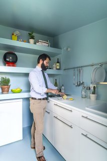 A light blue resin has been chosen for the floors, walls, and ceilings in both the kitchen and bathroom.