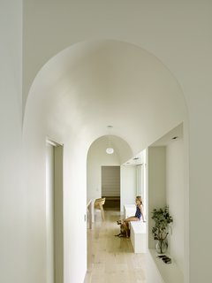 Brick plinths that rise from the ground around the edge of the courtyard not only help define space and volumes, but also provide places to sit, to play with pets, to put the laundry baskets, and drop off the groceries. 