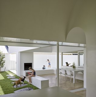 The interior spaces were designed to create an interesting geometry of interlinking planes that embrace and engage the raised grass courtyard on the northern edge of the house. 