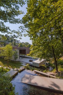 The new construction relates with the land in a very spontaneous way, taking advantage of its steep slope, the small stream, and the extraordinary view of the landscape.