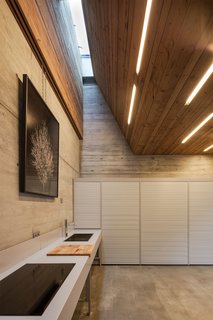 The customized kitchen cabinets and the bathroom fixtures were designed by Carvalho Araújo. 