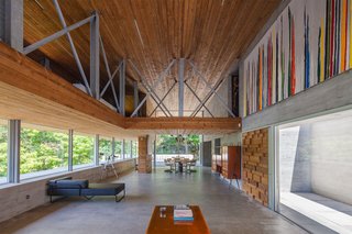Surrounding the dining table, which was also designed by the architect Carvalho Araújo, are chairs designed by the Portuguese architect Álvaro Siza Vieira. 