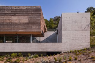 The owner of the house—founder of Ecosteel, a company that designs and manufactures minimalist but high-performance framing systems in steel and aluminum—created the motorized, 18-foot-tall glass sliders that bracket the living area.