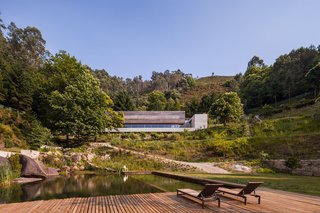 The owner wanted a place to relax on weekends with his wife and three young children, and to enjoy his passions: art, architecture, and friends. He also uses the house as a showroom for his products and for business meetings.