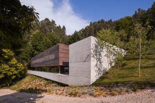 The house consists of a wood volume and a concrete volume.