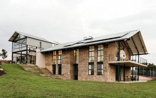 "The large, overhanging patio and timber shutters assist in eliminating unwanted afternoon sun. The remainder of spaces remain oriented north, with optimal overhangs to ensure climate comfort throughout seasons," explains Engelbrecht.