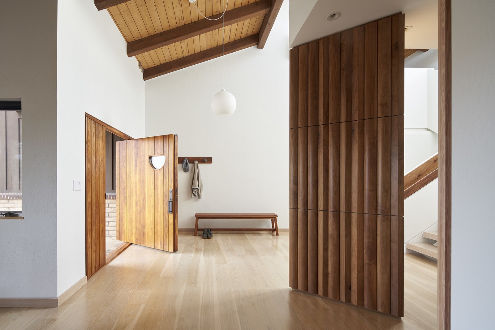 Before & After: A 1980s Farmhouse Gets a Light, Airy Revamp With Touches of Walnut